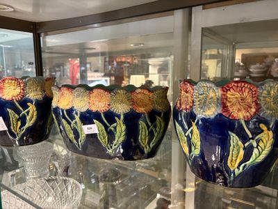 de nombreux vases exposés dans une vitrine