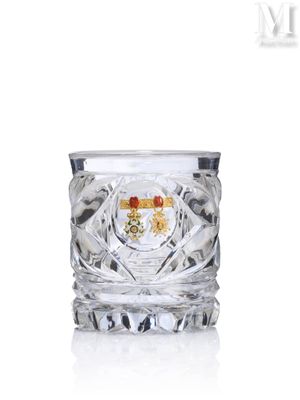 le verre est orné d'un emblème doré et rouge