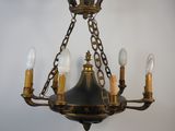 une image d'un lustre à quatre lumières suspendu au plafond