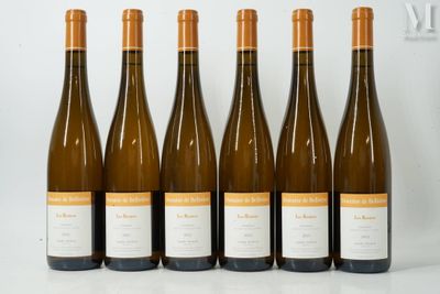 six bouteilles de vin sont alignées sur une table