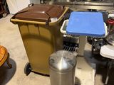 une poubelle et une poubelle posées dans une pièce