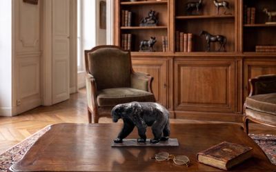 une statue d'ours posée sur une table dans un salon