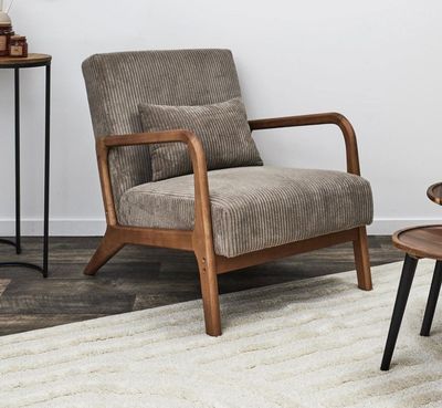 une chaise et une table dans un salon