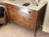 une commode avec un plateau en marbre dans une pièce