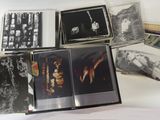 beaucoup de CD posés sur une surface blanche