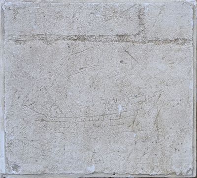 un chat assis sur un banc en pierre