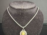 collier en argent avec un pendentif en pierre jaune monté sur une chaîne en argent