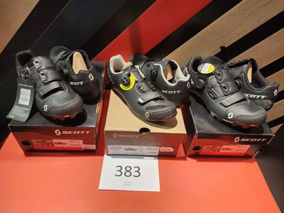 trois paires de chaussures exposées dans un magasin