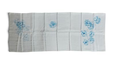 un gros plan sur une serviette blanche ornée de fleurs bleues