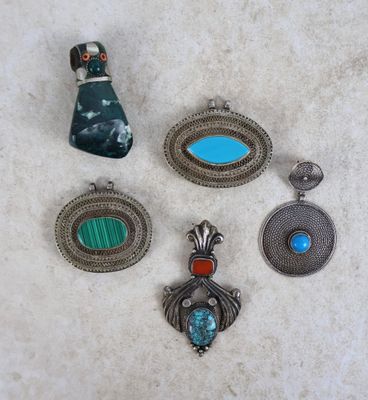 un gros plan sur un ensemble de bijoux posés sur une table