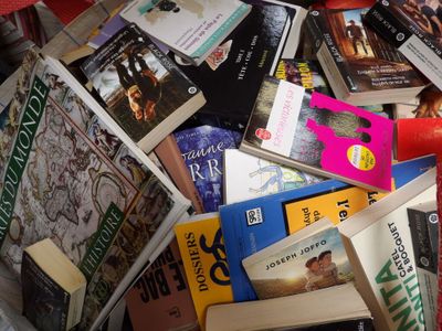 une pile de livres posée sur une chaise rouge