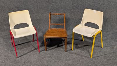 trois chaises placées côte à côte sur une surface grise