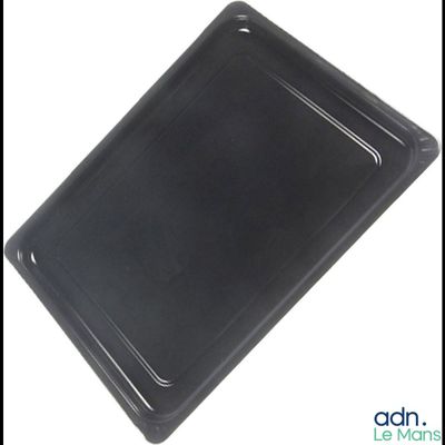 plateau en plastique noir avec un couvercle, destiné à une grande casserole, sur fond blanc