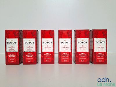 Quatre boîtes de Hototot sont posées sur une table devant un mur blanc.