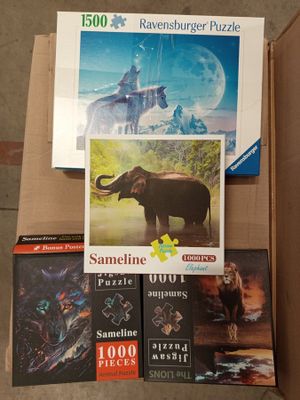 une boîte remplie de jeux de réflexion et de livres posée par terre