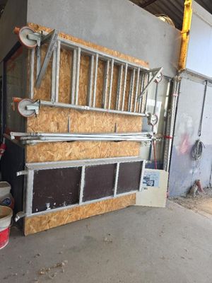 une photo d'un garage avec un cheval à l'intérieur