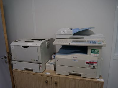 de nombreuses imprimantes posées sur une armoire dans une pièce