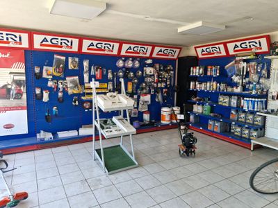 une photo d'un magasin de vélos où sont exposés de nombreux articles