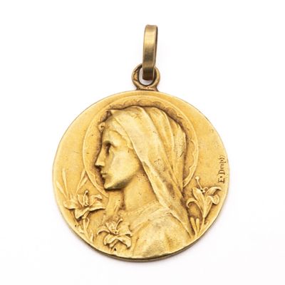 Gros plan sur une médaille d'or portant le visage d'une femme