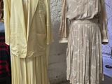 deux mannequins exposés dans une pièce