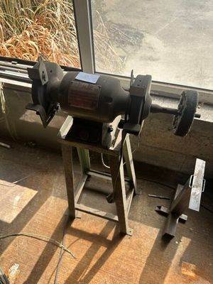 une machine posée sur une table devant une fenêtre