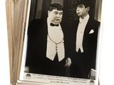 de nombreuses vieilles photos en noir et blanc représentant deux hommes en smoking