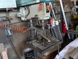 un homme qui travaille sur une machine dans un bâtiment