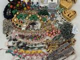 une pile de bijoux assortis sur une table