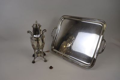 un plateau en argent sur lequel se trouvent un miroir et un vase en argent