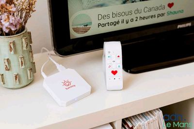 un téléviseur et une télécommande posés sur une table