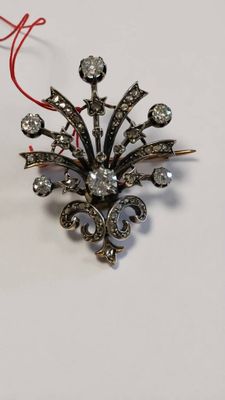 une photo d'une broche posée sur une table