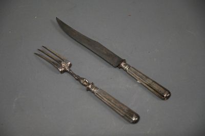 deux fourchettes et un couteau posés sur une table