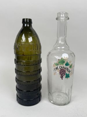 deux bouteilles de vin posées l'une à côté de l'autre sur une table
