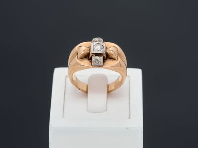 gros plan d'une bague en or avec un diamant au centre