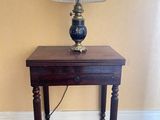 une petite table sur laquelle est posée une lampe