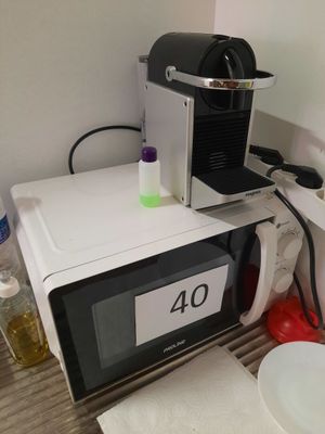 un micro-ondes posé sur un comptoir