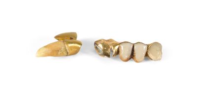 paire de boucles d'oreilles plaquées or sur fond blanc, avec un fond blanc