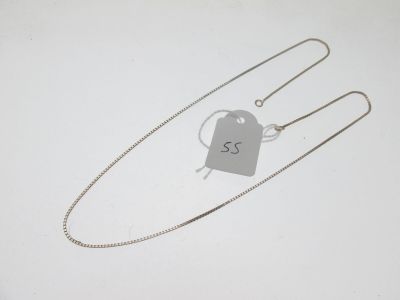un gros plan d'un collier en argent muni d'une étiquette