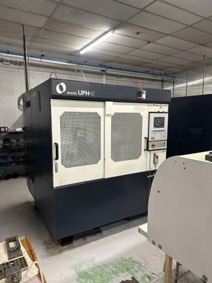 une grande machine installée dans une pièce
