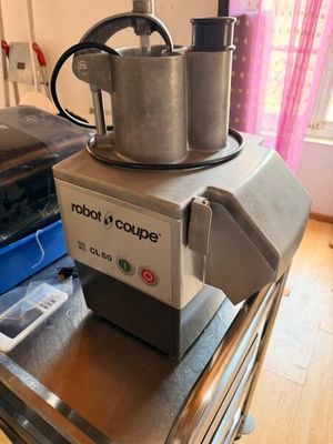 une machine posée sur une table