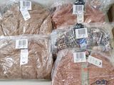 de nombreux sacs de vêtements emballés dans du plastique
