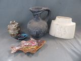 un vase, un poisson et d'autres objets posés sur une table