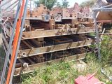 une clôture dans laquelle sont empilées plusieurs caisses en bois
