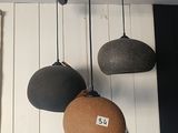 trois lampes suspendues au plafond d'une pièce