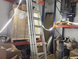 une pièce dans laquelle se trouvent une échelle, des cartons et d'autres objets