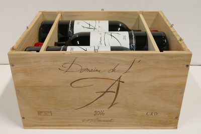 une caisse en bois contenant deux bouteilles de vin
