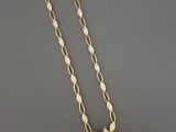 un collier en or et diamants orné d'un pendentif circulaire