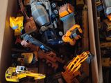 plein de jouets de construction dans une boîte posée par terre