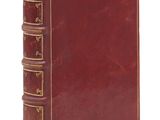 un vieux livre rouge orné de dorures