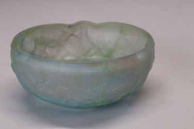 un bol en verre posé sur une table